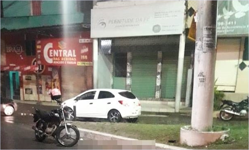 Homem morre e mulher fica ferida após colisão entre moto e poste em Simões Filho