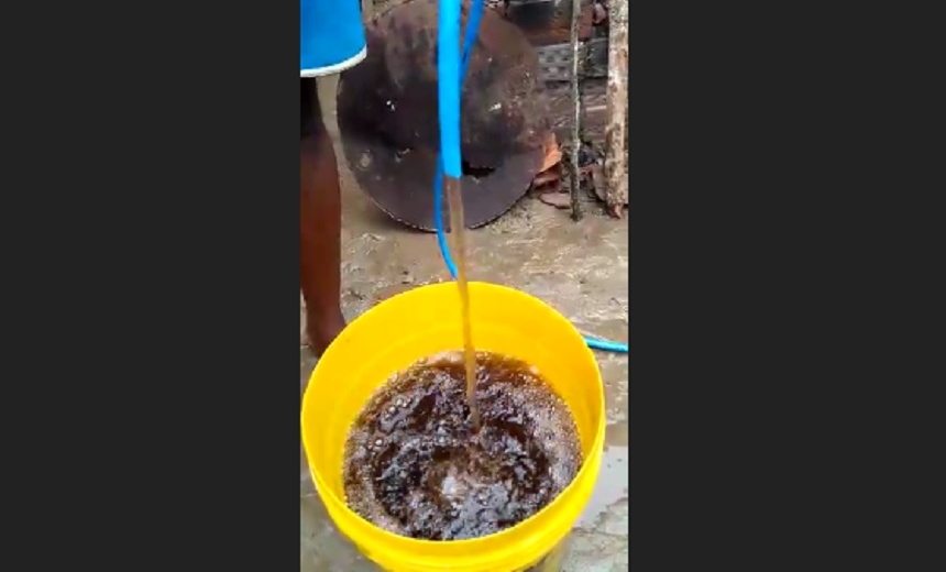 Moradores reclamam de água escura que sai das torneiras em Terra Nova; veja vídeo