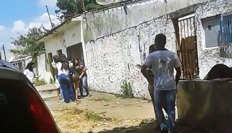 Estudante é atingida por faca ao tentar separar briga na porta de escola