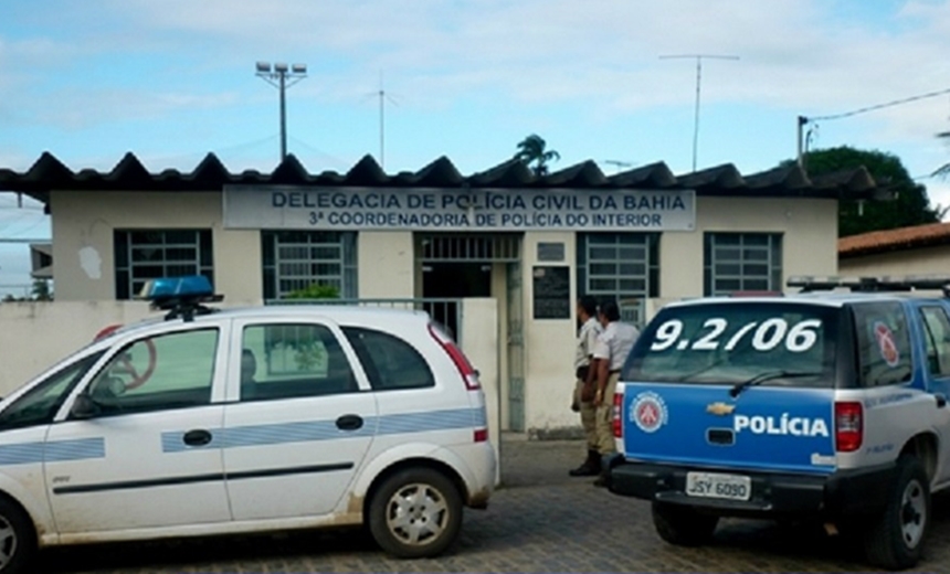 Mulher é flagrada com droga e arma em Santo Amaro; companheiro está foragido