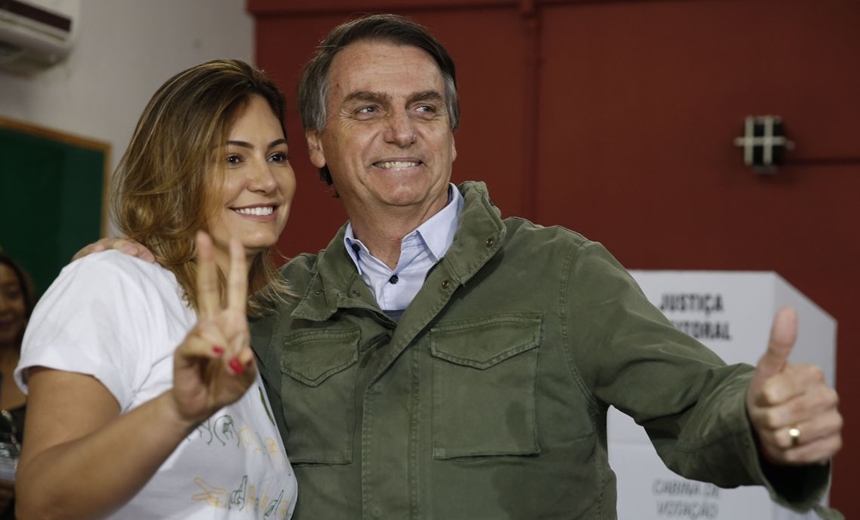 Acompanhado de agentes da PF e da mulher, Bolsonaro vota no Rio