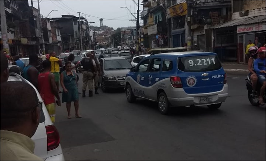 Homem que estava armado é morto a tiros dentro de carro na San Martin