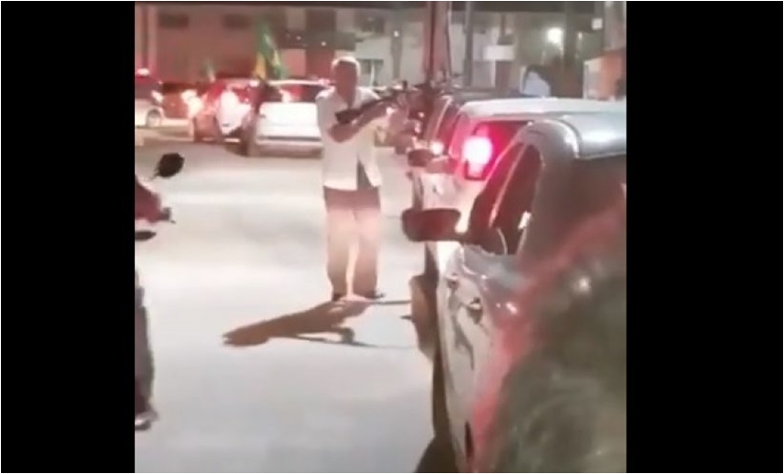 Após resultado da eleição, homem é filmado comemorando com arma no meio da rua