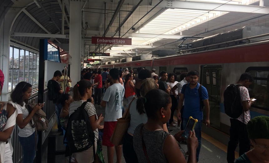 Metrô quebra na Bonocô e deixa centenas de pessoas dentro de estação; veja vídeo