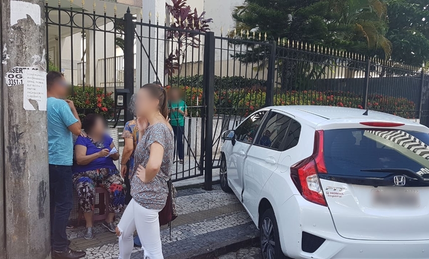 Carro invade calçada e atinge porta de prédio na Graça