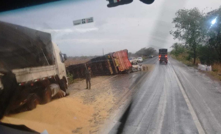 Três carretas carregadas de soja tombam e carga fica espalhada na BR-242; mulher fica ferida