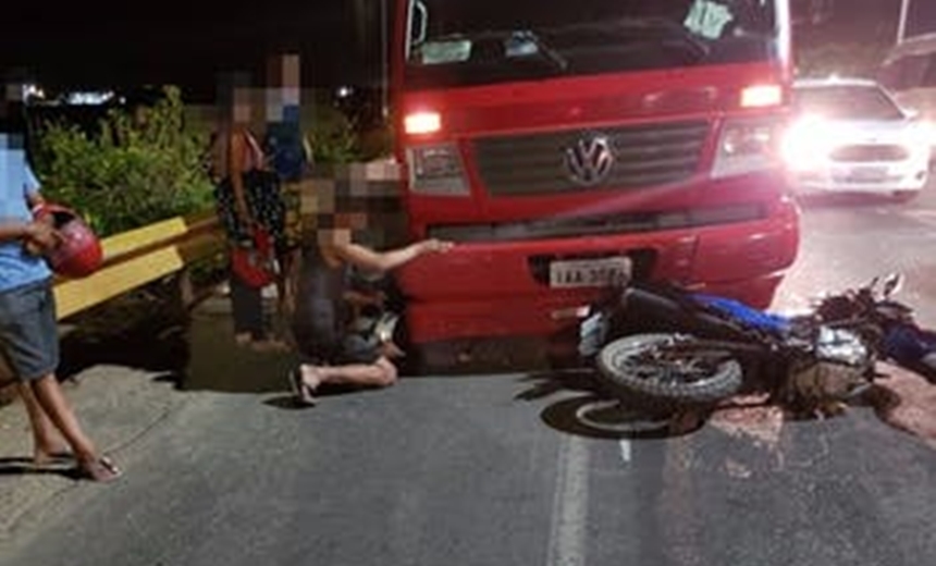 Após acidente, motociclista vai parar embaixo de caminhão na BA-210, em Paulo Afonso