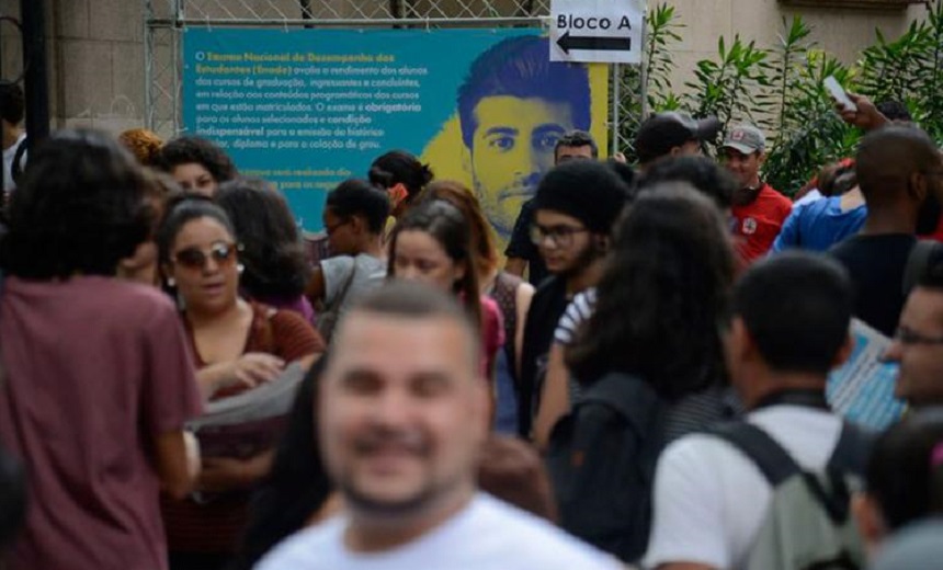 Com início do horário de verão, portões serão fechados às 12h para provas do ENEM