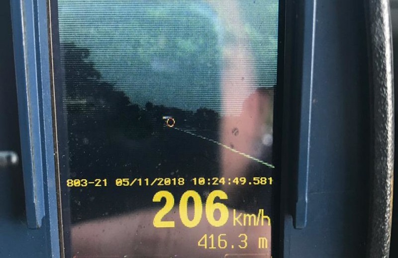 Carro é flagrado a 206 km/h em Barreiras; motorista tem o direito de dirigir suspenso