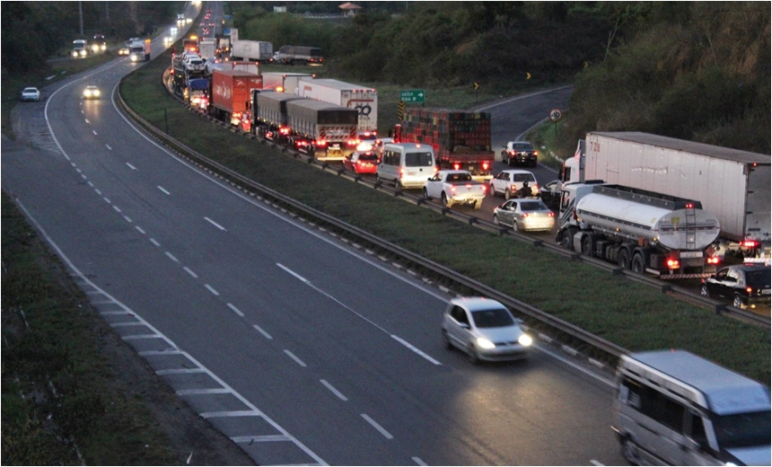 Colisão entre caminhão e carreta gera engarrafamento na BR-324