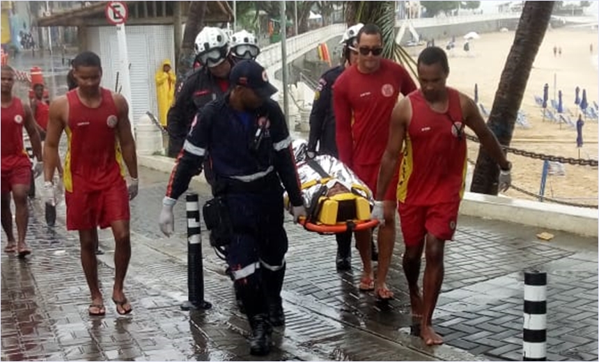 Homem cai da balaustrada na Barra e é resgatado nas pedras pelos bombeiros