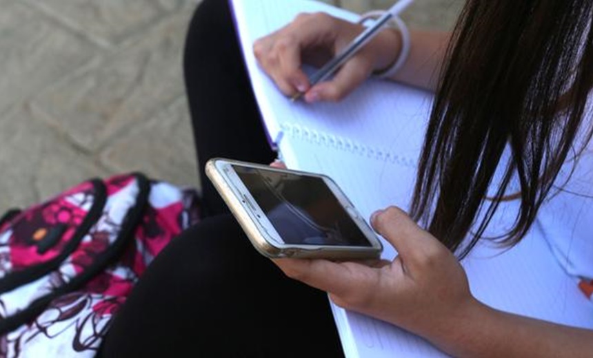 Projeto de lei quer proibir a utilização de celular por estudantes em sala de aula