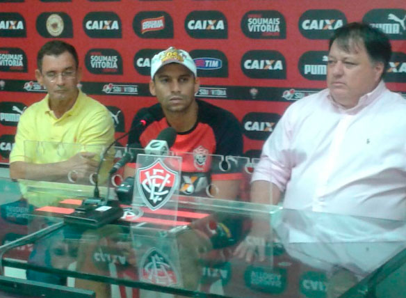 Neto Baiano é apresentado como primeiro reforço do Vitória para 2015