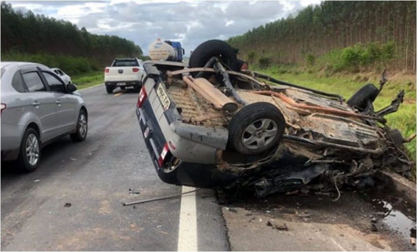 Filho de ex-vereadora morre após carro colidir com caminhão na BR-101