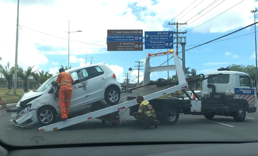 Perseguição da PM termina em acidente envolvendo quatro carros na Paralela