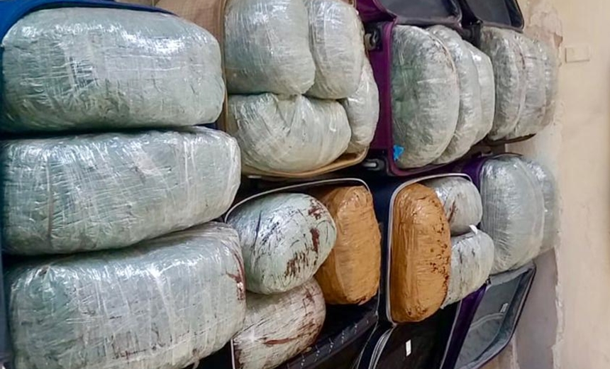 Duzentos quilos de maconha escondidos em malas são apreendidos na BA-311