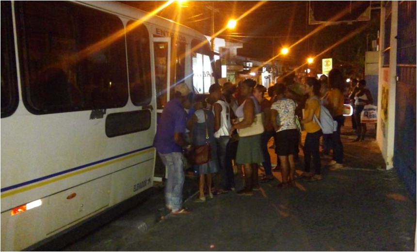 Cerca de 50 passageiros são roubados em assalto a ônibus intermunicipal em Feira