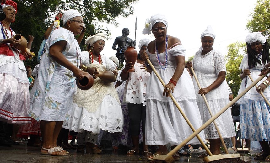 Consciência Negra: 10ª lavagem da estátua de Zumbi conta com sarau na Praça da Sé