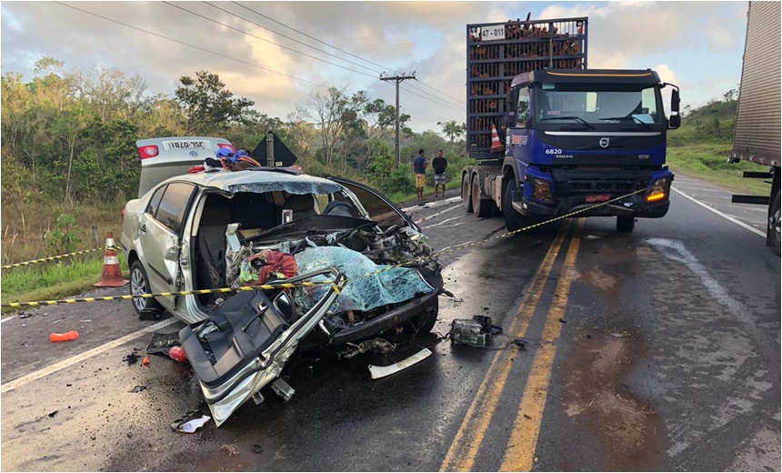 Motorista morre após acidente entre um carro e um caminhão na BA-093; assista