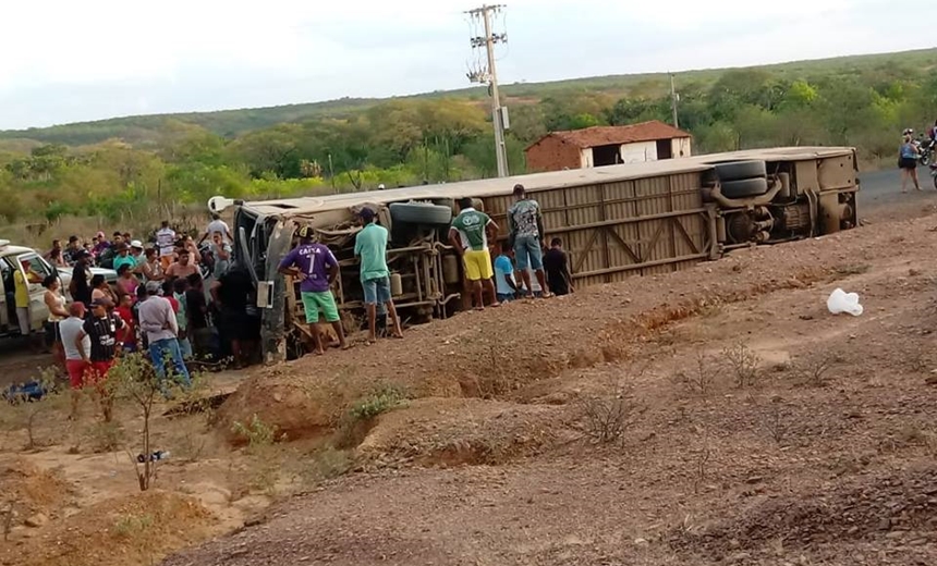 Ônibus de banda de forró tomba em rodovia no Piauí; uma pessoa morreu