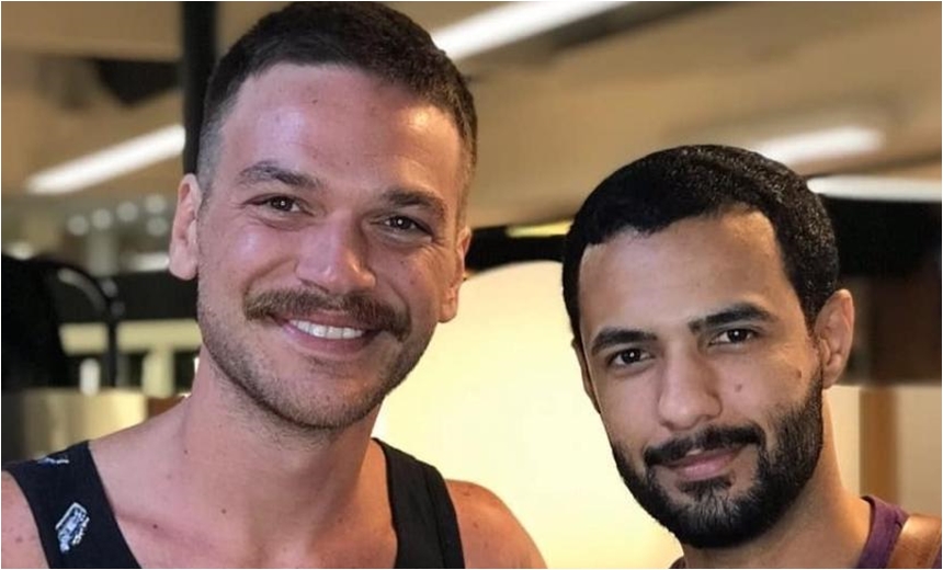 Emilio Dantas dá adeus ao visual de Beto Falcão e aparece de bigode; veja