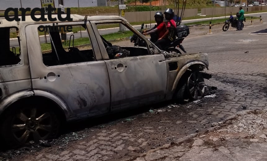 Carro em que presidente do Bahia estava pega fogo e fica destruído