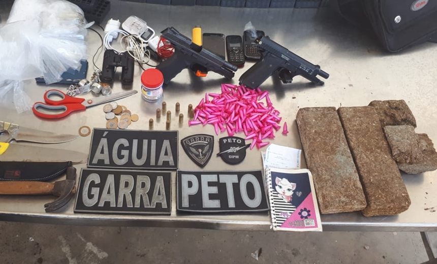 Após fuga de traficantes, pistolas e drogas são apreendidas em Tancredo Neves