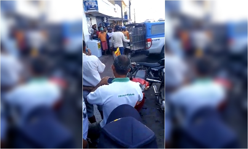 Perseguição policial acaba em tiroteio e mortes dentro de mercado em Olindina