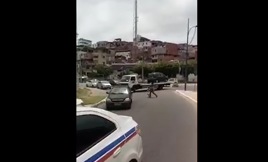 Motorista de guincho da Transalvador é filmado dirigindo na contramão; assista