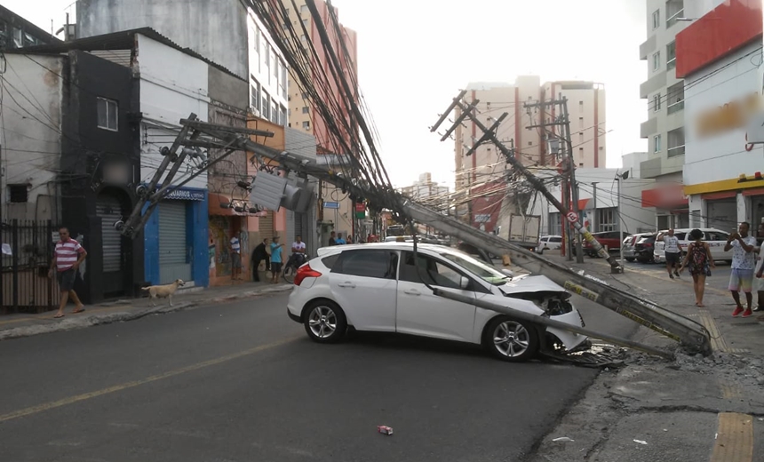 Carro derruba dois postes e deixa trecho de Brotas sem energia