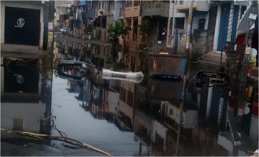 Moradores do bairro Uruguai interditam rua após alagamento causado por chuva