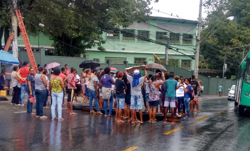 Grupo protesta em frente à escola no Cabula e trânsito fica lento na região