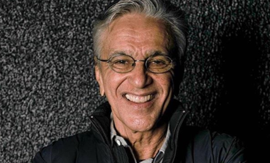 Caetano Veloso diz que &#8220;não tem talento para música&#8221; e beija Tatá Werneck