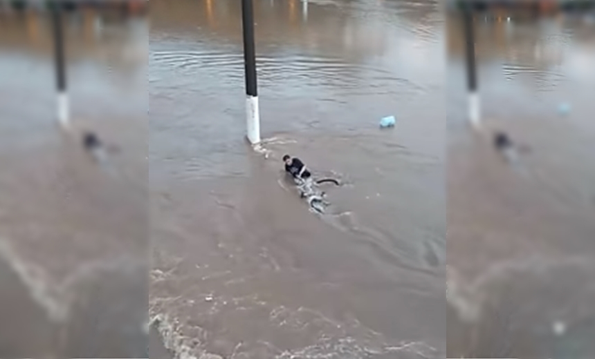 Vídeo flagra momento em que homem desaparece ao cair em bueiro após chuva forte