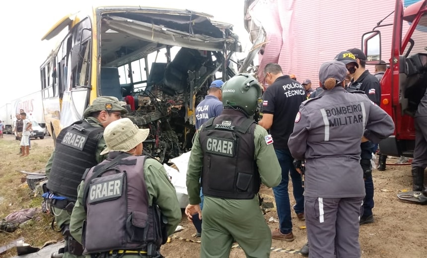 Sobe para oito número de mortos da tragédia envolvendo ônibus e carreta na BR-116