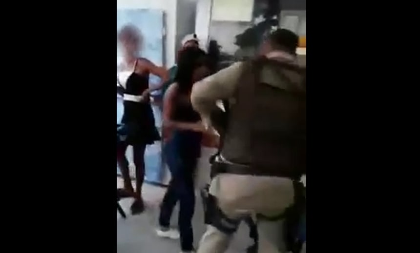 Vídeo mostra PM derrubando homem de cadeira com um tapa na Bahia; assista