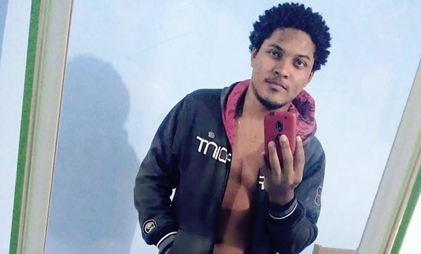 Jovem é morto a tiros e tem cabeça desfigurada dentro de casa em Simões Filho