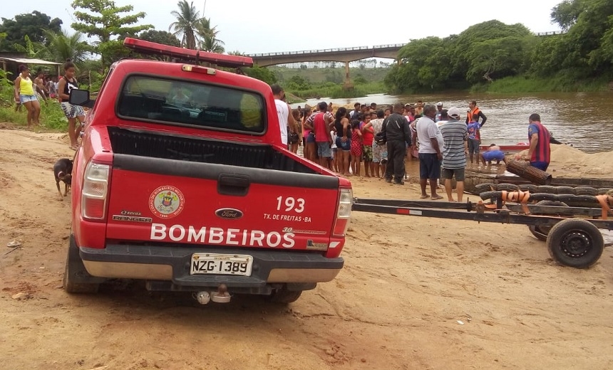 Mergulhadores resgatam corpo de homem no Rio Jucuruçu, no extremo sul da Bahia