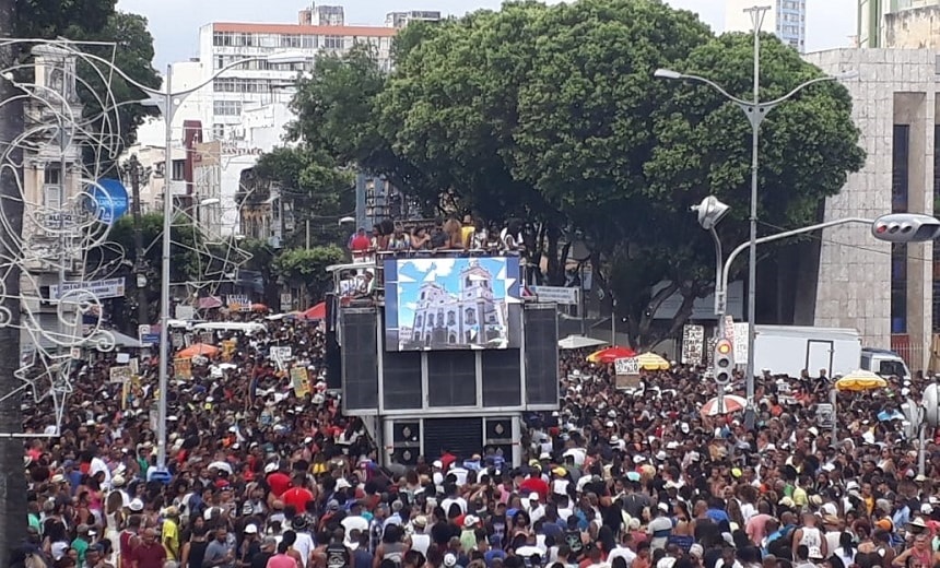 Em homenagem ao samba, blocos desfilam pelo centro de Salvador