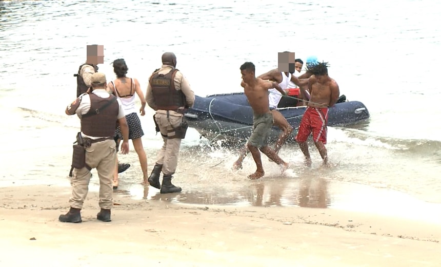 Suspeitos de assalto são agredidos por vítimas após prisão no mar