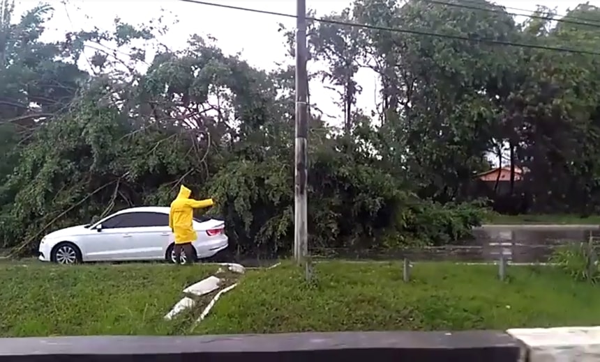 Fortes chuvas causam destruição e congestionam o trânsito em Lauro de Freitas; veja