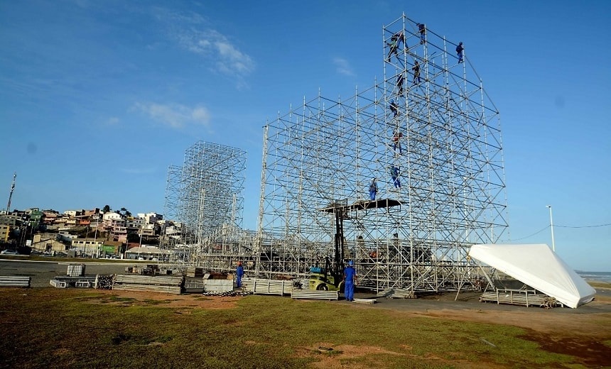 Palco do Festival Virada Salvador 2019 começa a ser montado na Boca do Rio