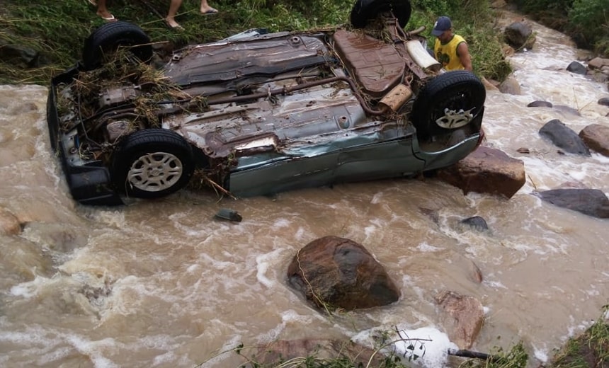 Grupo de amigos morre após carro em que estavam ser arrastado em Coaraci