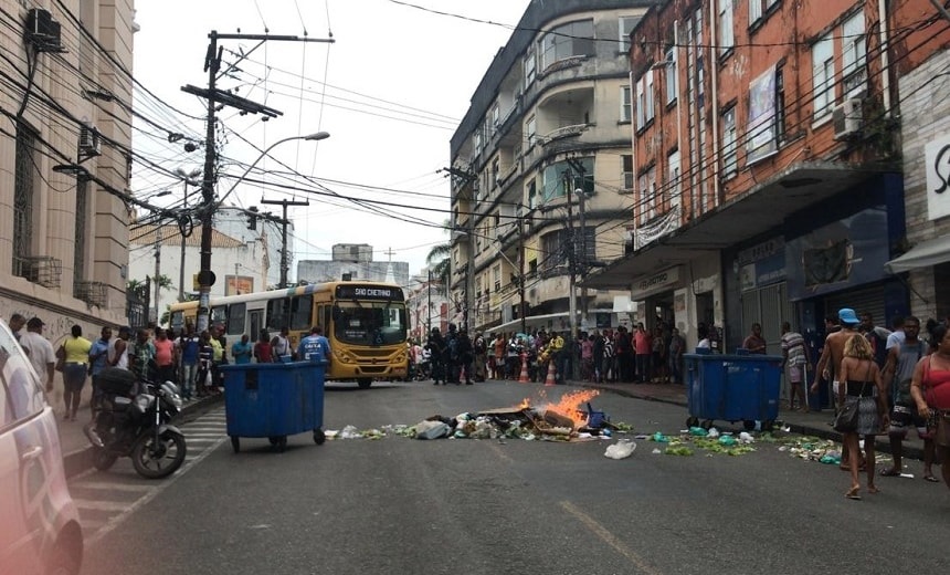 VÍDEO: Fiscalização contra ambulantes irregulares gera confusão no centro de Salvador