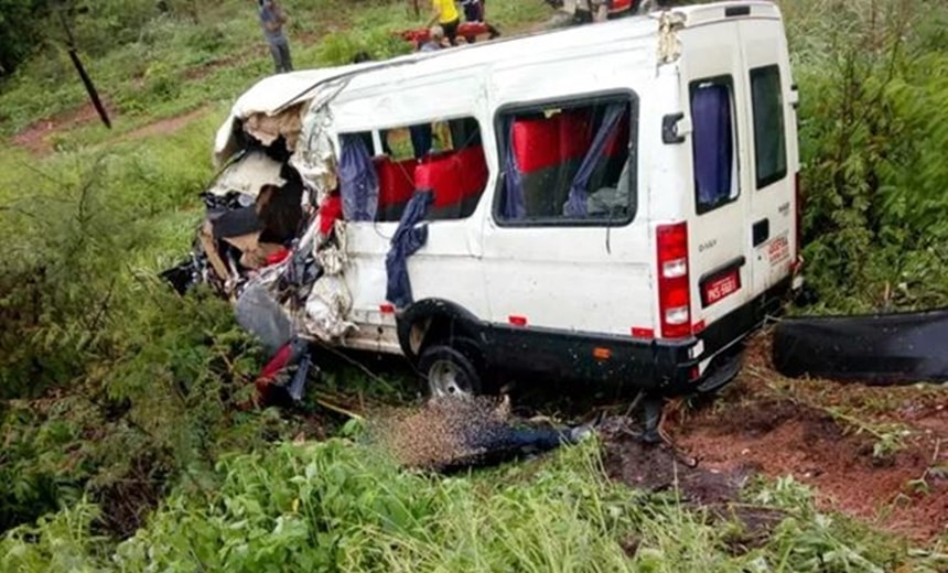 Acidente entre van e caminhão deixa três mortos no oeste da Bahia; criança sobrevive