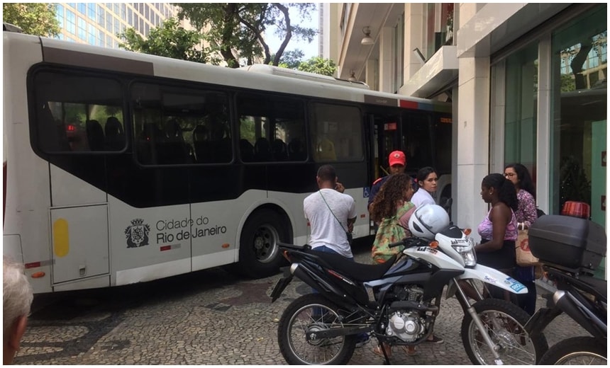 Seis pessoas ficam feridas após ônibus subir calçada e invadir banco