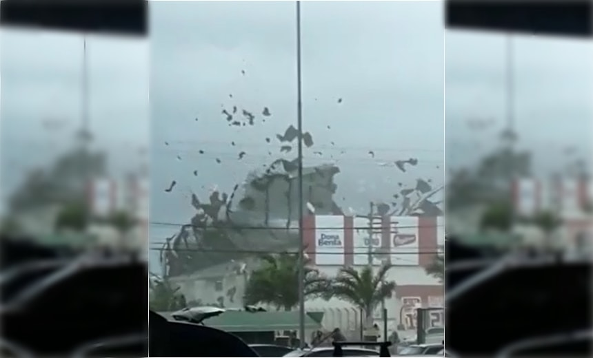 Vídeo flagra momento em que telhado de supermercado é arrancado por força do vento