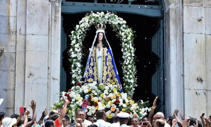 Fiéis homenageiam a padroeira da Bahia com missas e festa neste sábado