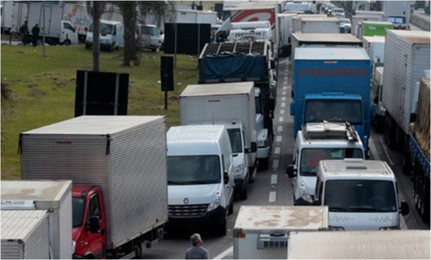 Após decisão de ministro, caminhoneiros avaliam possibilidade de nova paralisação