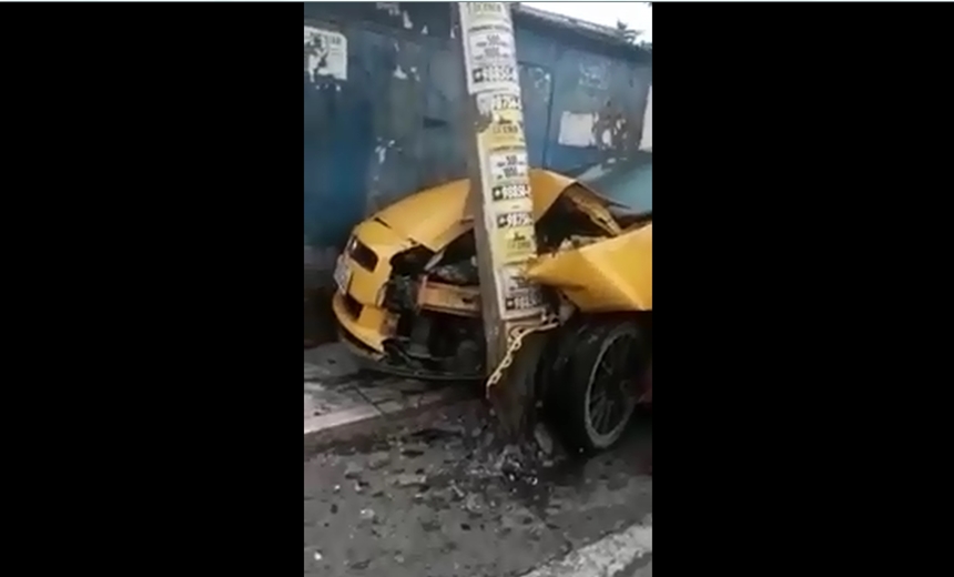 Motorista perde controle e veículo bate em poste, no bairro da Narandiba